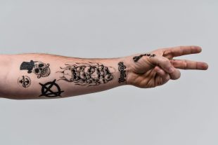 Skull temporary tattoo. Foto på arm med temporära tatueringar