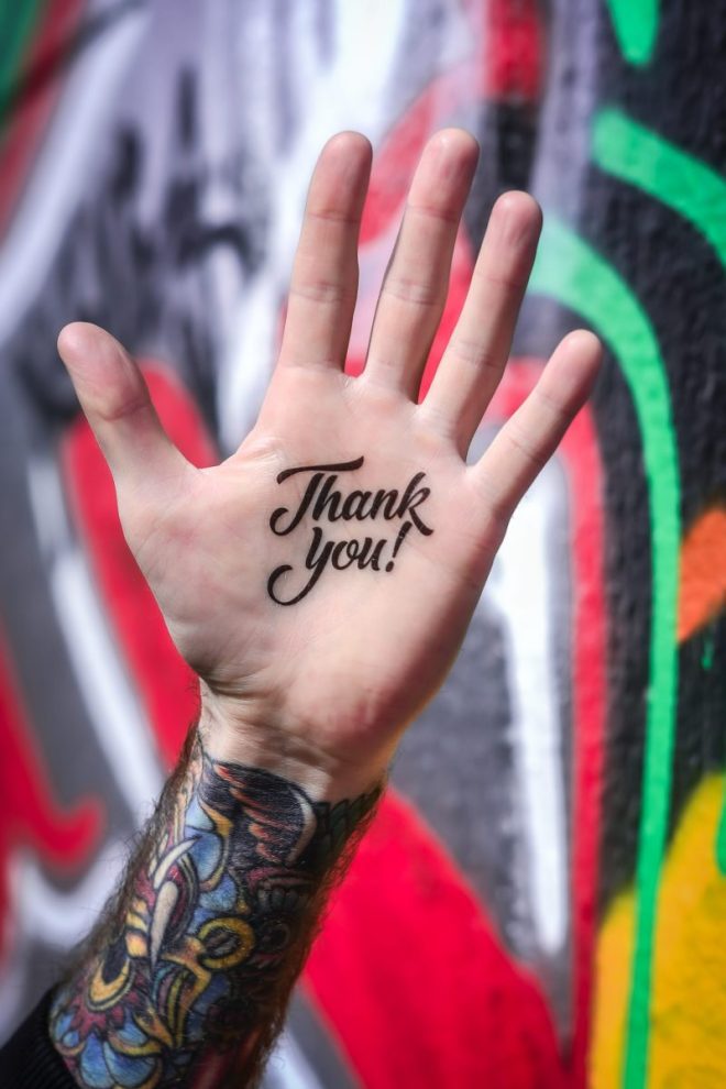 Imagen de tarjeta de regalo de Like ink con la mano y el texto ¡Gracias! ¿Vas a tatuarte? Comienza con un tatuaje temporal.