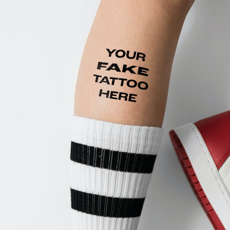 Tatuaje en la pierna, tatuaje negro con texto en la pierna y el pie. Tatuaje falso aquí, tatuaje temporal de Like ink.