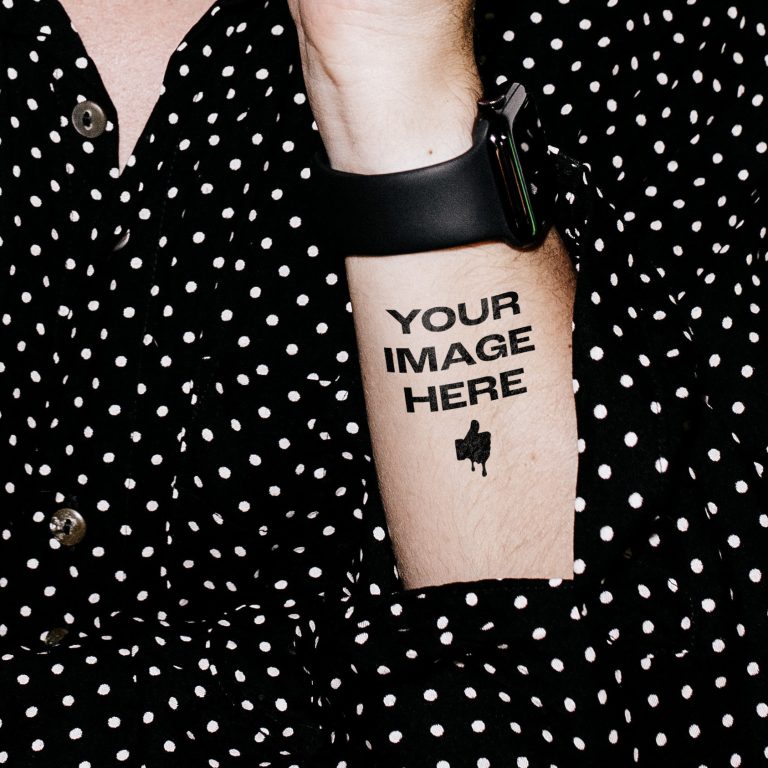 Tatuaje en el brazo, tatuaje de brazo con el símbolo de Like ink y el texto "Tu Logotipo Aquí."